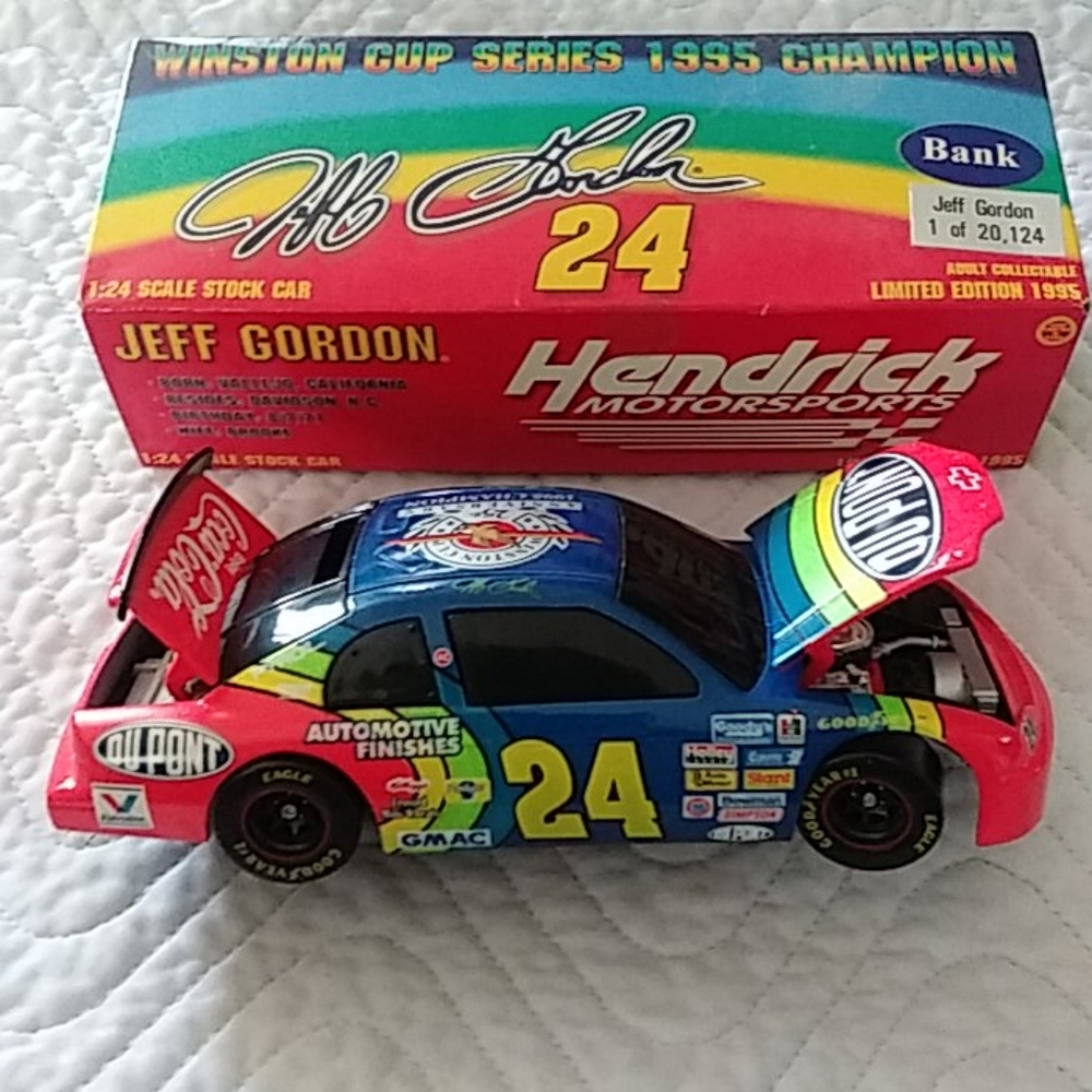 Jeff Gordon # 24 DuPont /diecast bank